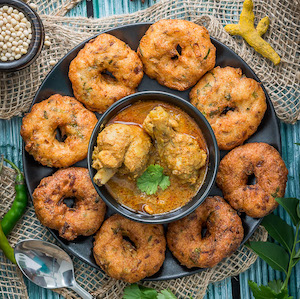 vada with chicken curry